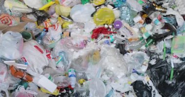 Bir yığın sıralanmamış atık, plastik, selofan, kağıt..