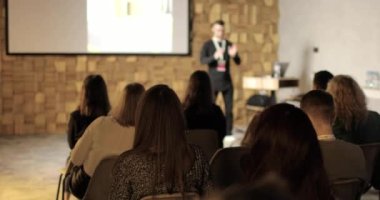 Bir konuşmacının seminerini dinleyen bir grup insan. Arka plan.