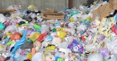 Dağınık atık yığınları, plastik, selofan, kağıt.