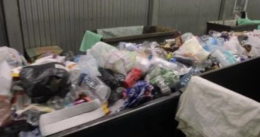 Konteynırlarda, plastikte, selofanda, kağıtta çeşitli atık yığınları..