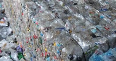 Briquetted plastik. Yakın plan. Atık geri dönüşüm aşaması.