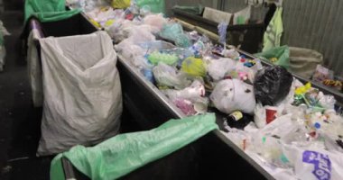 Konteynırlarda katı atık. Dağınık çöp yığınları, plastik, selofan, kağıt.