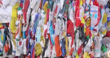 Sıkıştırılmış plastik ambalaj, kapaklı renkli şişeler. Depolama, imha ve geri dönüşüm.