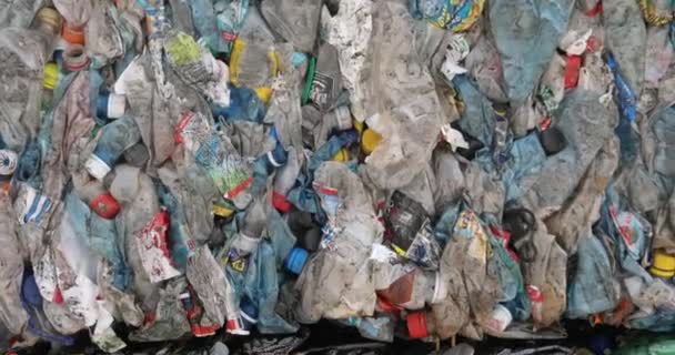 Sacchetti di cellophane compresso, bottiglie di plastica con tappi colorati. Primo piano. Fase di riciclaggio dei rifiuti. — Video Stock