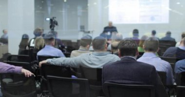 Seyirci konferans salonundaki konuşmacıyı dinliyor. Arka plan.