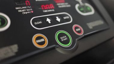 Spor ekipmanları üzerinde hız ve yoğunluk için kontrol paneli