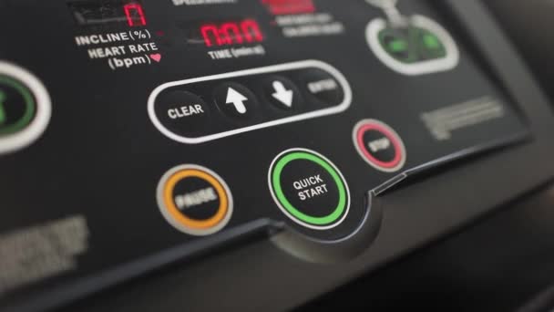 Ovládací panel pro rychlost a intenzitu na sportovním vybavení — Stock video
