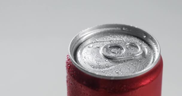 Man öppnar en burk cola. Närbild — Stockvideo