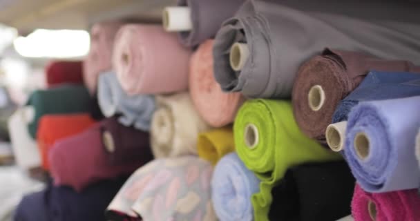 Multi-gekleurde rollen textiel op een plank in een winkel. — Stockvideo