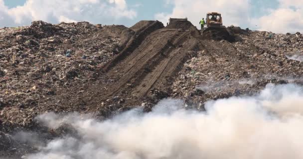 Poluarea aerului cauzată de focul de la groapa de gunoi. Nori de fum deasupra terenului rezidual, foc de depozit de deșeuri, deșeuri aruncate într-un depozit de deșeuri se aprinde și se răspândește — Videoclip de stoc