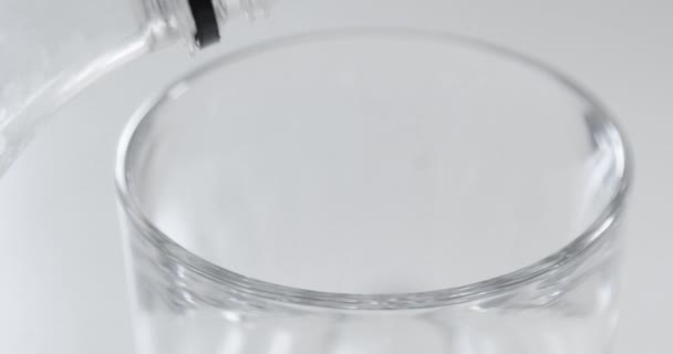 Cola hälls från en plastflaska i glaset. Närbild. — Stockvideo