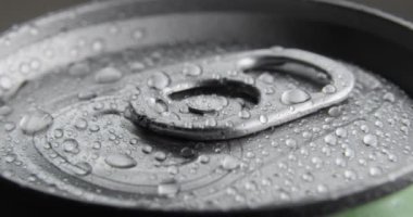 Elleri içinde gaz olan alüminyum soda kutusunu açıyor. Yakın plan..