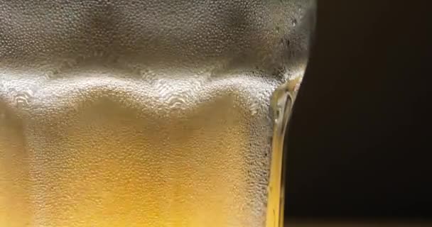 Piwo pięknie błyszczy w szklance. Zamknij się.. — Wideo stockowe