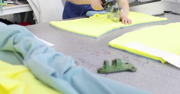 Elektrische cutter Fabric Machine. Weefsels snijden in een werkplaats. — Stockvideo