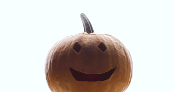 Calabaza con los ojos y la boca cortados, sonriendo. Aislado sobre un fondo blanco. Calabaza de Halloween. Animación de calabaza 3D, rotación de 360 grados. Más despacio.. — Vídeos de Stock