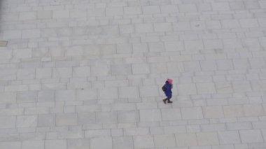 Yürüyen turist havadan görünümü