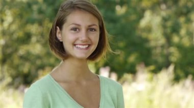 Kadın kitap okuyor.