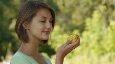 mavi gömlekli armut alıntılar kadın yakın çekim