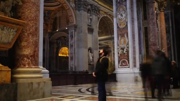 A Vatikánban, Rómában, a Szent Péter-bazilika — Stock videók