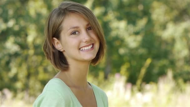 Jovem bela mulher cheirando flor — Vídeo de Stock