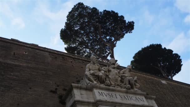 Sculptures above the entrance of Vatican Museums — Stock Video