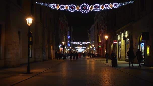 Calle Florianska en el casco antiguo de Cracovia, Polonia — Vídeo de stock