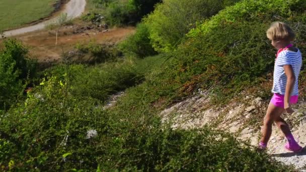 Niña hermosa sobre el lago Ricice, Croacia — Vídeos de Stock