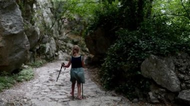 Küçük kız Nordic Walking devreye girer