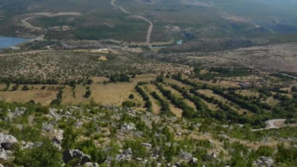 Mooi meisje over Zrmanja in Kroatië — Stockvideo