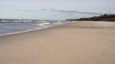 Küçük kız shore Baltık Denizi boyunca yürür