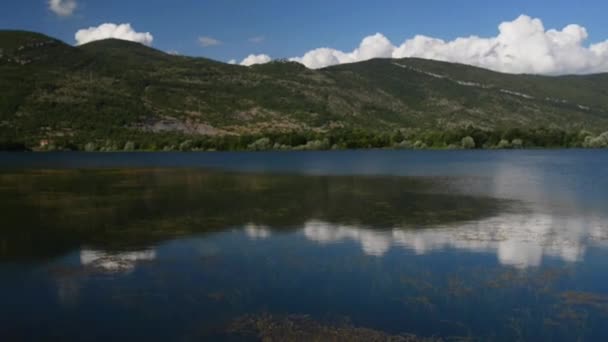 Mooi meisje over Ricice lake, Kroatië — Stockvideo