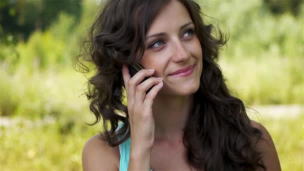 Vacker kvinna tala i mobiltelefon — Stockvideo