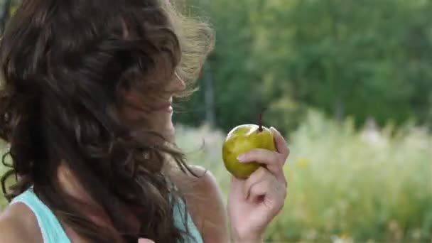 Kvinna närbild i blå skjorta päron bites — Stockvideo