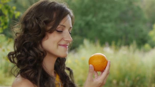Wanita cantik memegang jeruk — Stok Video