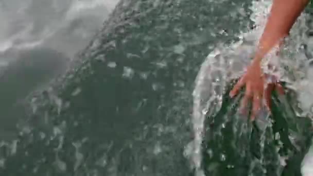 Красива дівчинка виходить на човні, Адріатичне море — стокове відео