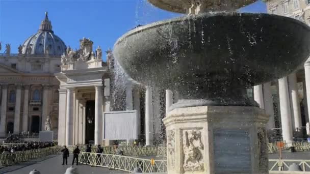 Fontein in de buurt van Apostolisch Paleis in Vaticaanstad — Stockvideo