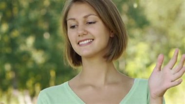 apple ile gülümseyen güzel bir genç kadın