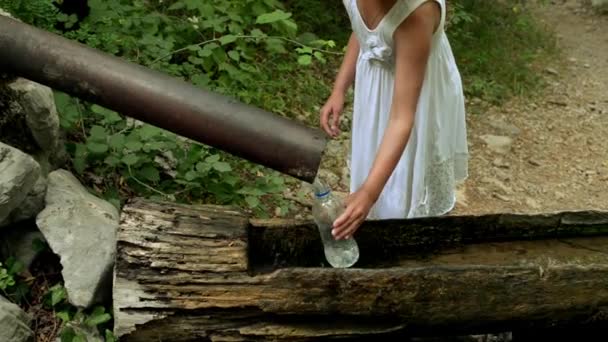 Bambina sta bevendo acqua dalla primavera — Video Stock