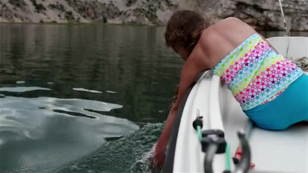 Niña hermosa va en barco, Mar Adriático — Vídeo de stock