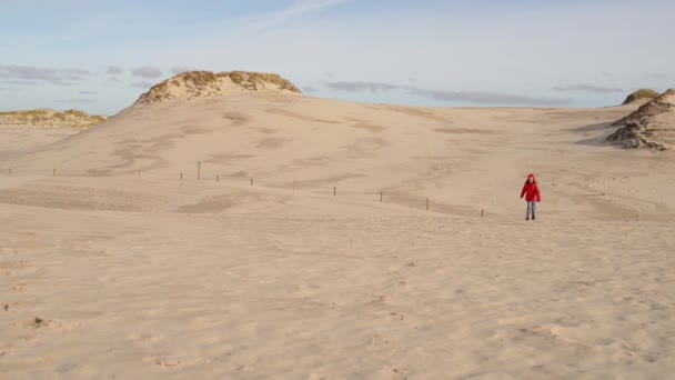 Meisje op de witte zandduinen van Łeba — Stockvideo