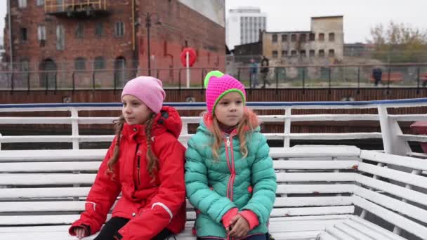 Дві сестри йти на туристичних човен на річки Вісла — стокове відео