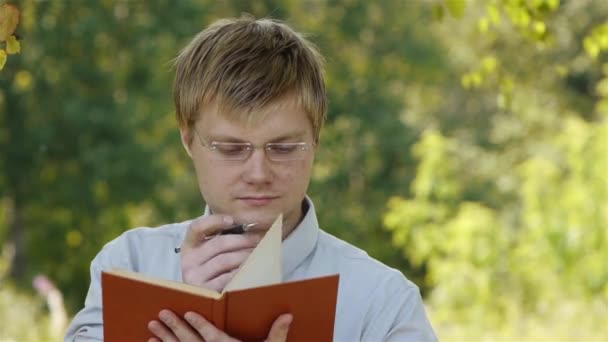 L'homme fait une entrée dans le carnet — Video