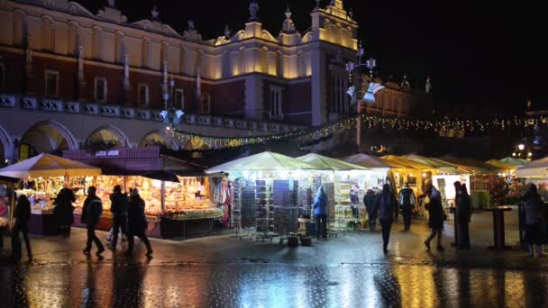 Χριστουγεννιάτικη αγορά, κεντρική πλατεία της Κρακοβίας, Πολωνία. — Αρχείο Βίντεο