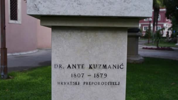 Standbeeld van Ante Kuzmanic in Zadar, Kroatië — Stockvideo