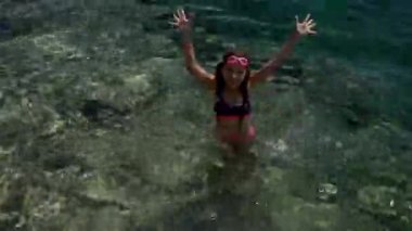 Küçük kız denizde yüzen