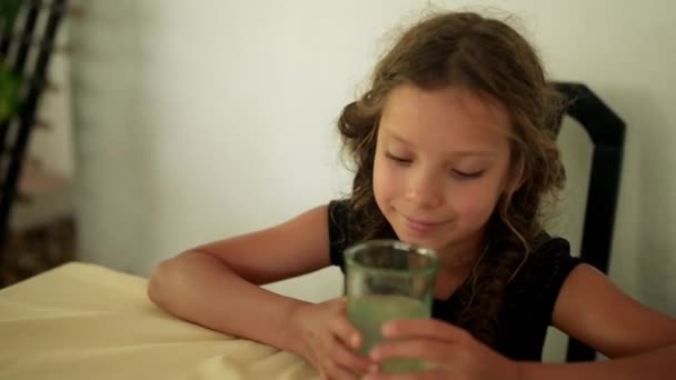 Девочка-дошкольница пьет сок — стоковое видео
