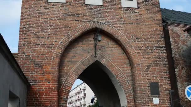 Каменные ворота города Паслек, Польша — стоковое видео