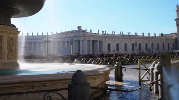 Fontana vicino al Palazzo Apostolico di Città del Vaticano — Video Stock