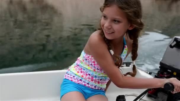 Όμορφο κορίτσι πηγαίνει στο σκάφος, Αδριατική θάλασσα — Αρχείο Βίντεο