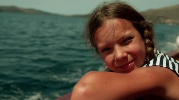 Маленька дівчинка плаває на яхті — стокове відео